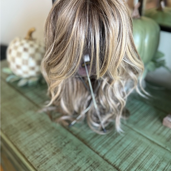 Belle Tress ICON HT Collection - Kelly - in Sparkling Champagne – R - Picture 5 of 11